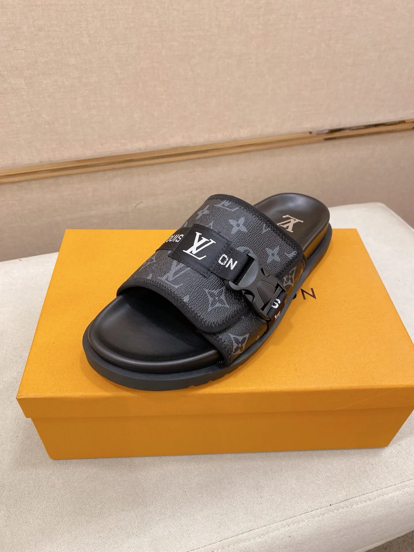 Men's shoes💰: 320💰Made by LV🔍Top purchasing agent, men's spring and summer slippers are available at the same counter. The uppers are made of cowhide imported from Italy, with logo graphics and high-quality craftsmanship. Soles: original soles specially provided by the original factory. Exclusive molded soles are super comfortable. Original goods with single order, 🔍🔍high quality, you can enter and exit the counter at will. Welcome to compare, code number 38-44. Can be customized45